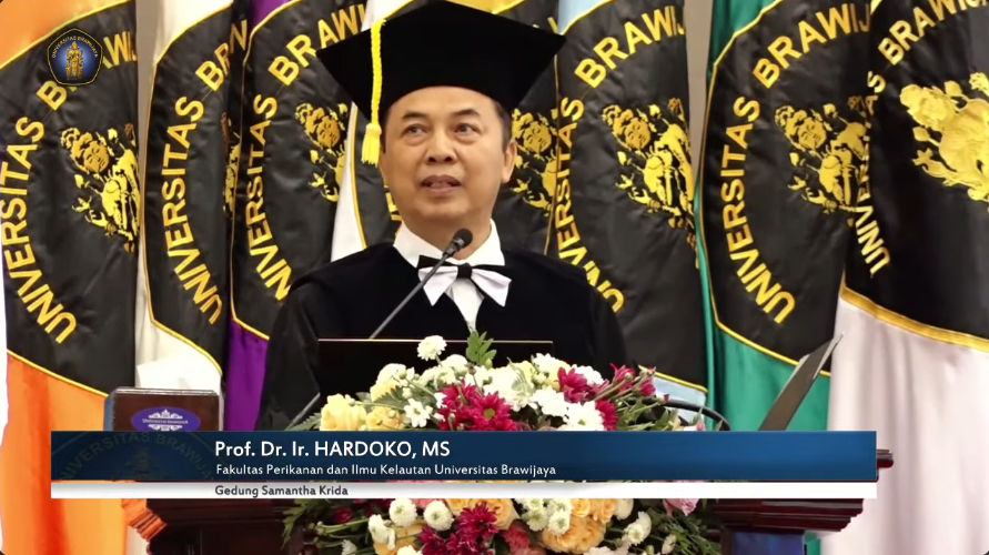 Prof. Dr. Ir. Hardoko, MS menyampaikan orasi ilmiah pada proses pengukuhan