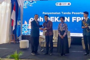 Penyematan panda peserta PKKMB FPIK UB "PINISHI" 2024