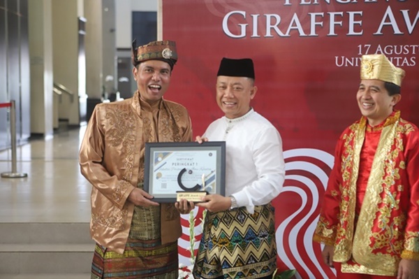 Prof. Maftuch selaku Dekan FPIK UB Menerima Giraffe Award pada Perayaan Kemerdekaan RI ke 79 di Universitas Brawijaya