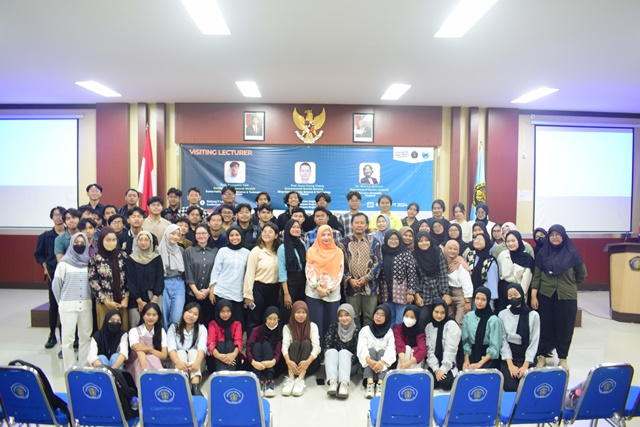 M. Hasannudin, M.Sc. sebagai narasumber bersama dengan Dosen dan Mahasiswa Prodi IK pada kegiatan Visiting Lecturer