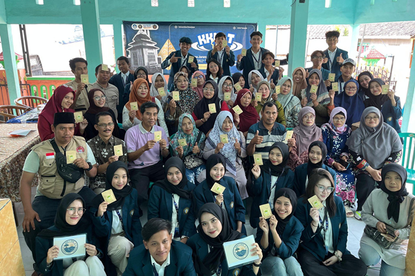 Mahasiswa KKN-T FPIK UB Demonstrasi Pembuatan Teh Tubruk Berbahan Daun Mangrove di Desa Jarangan.