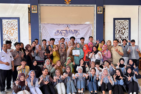 Mahasiswa KKN-T FPIK UB Kelompok 31 Bersama Perwakilan Dinas Perikanan dan Kelautan Kabupaten Pasuruan, Perangkat Desa, Ibu-ibu PKK, dan Karang Taruna Desa Kedungringin usai Kegiatan Pelatihan Olahan Ikan Lele