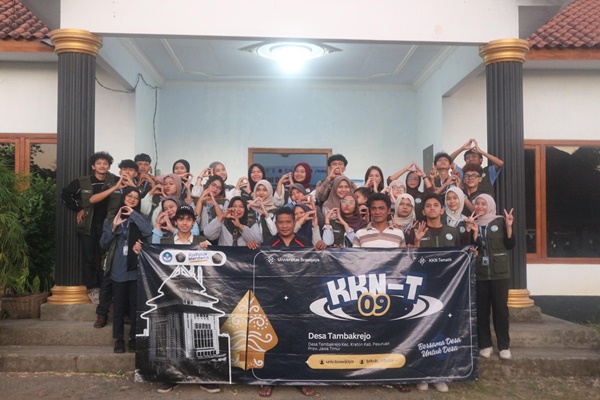 Mahasiswa KKN-T Kelompok 9 Bersama Perangkat Desa Dan Sejumlah Warga Usai Kegiatan Sosialisasi Di Desa Tambakrejo.